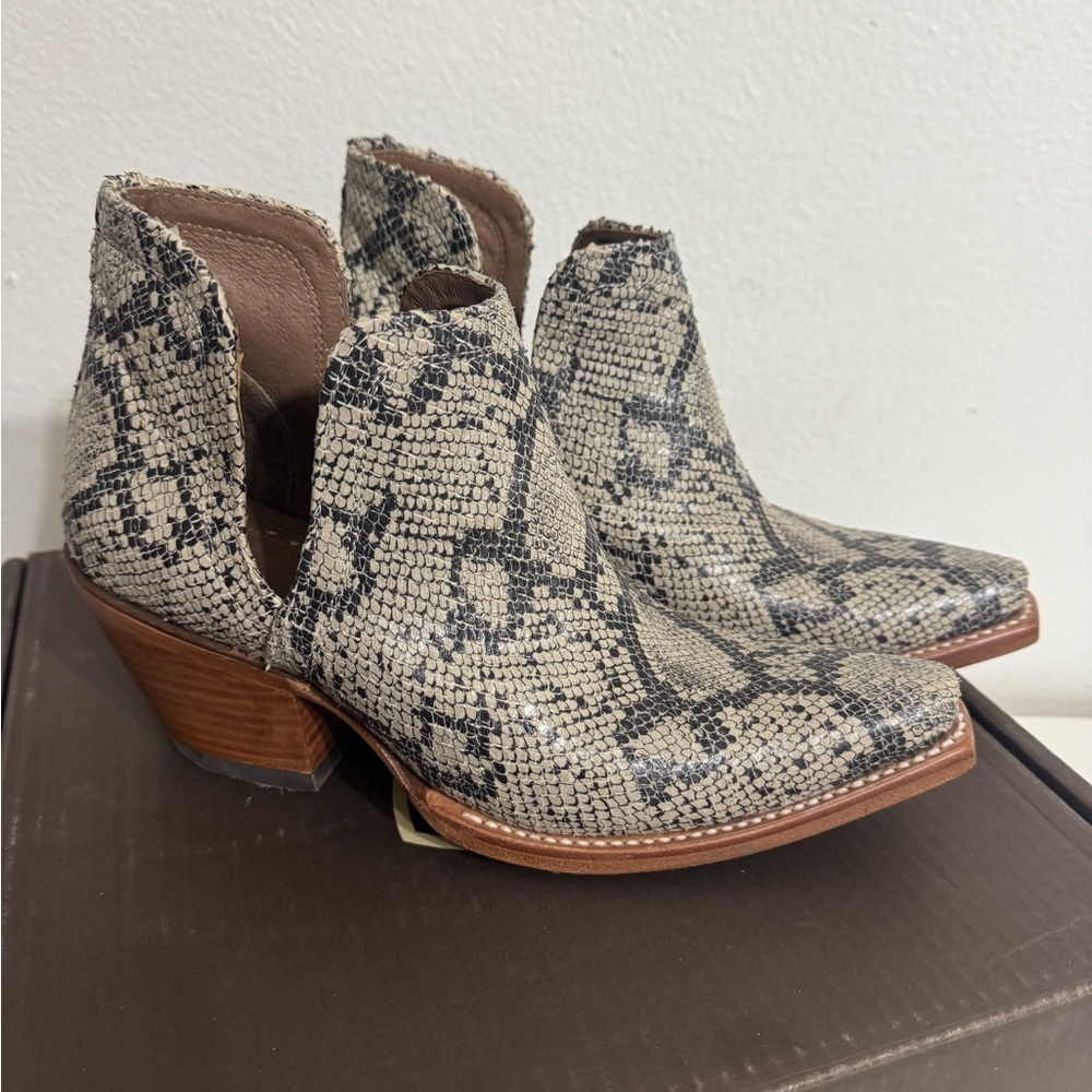 ARIAT Women’s Snake Print/Black/White Dixon Western Cowboy Ankle Boots/Booties